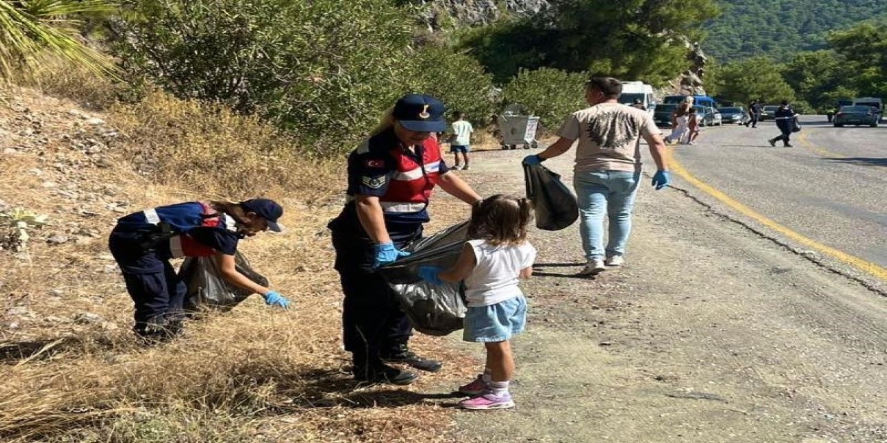 Ortaca'da Kaymakam, jandarma ve çevre gönüllüleri el ele verdi Sulungur Gölü çevresi pırıl pırıl oldu