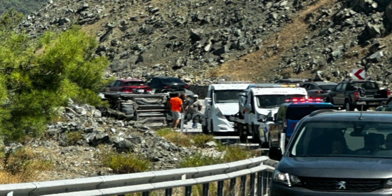 Marmaris-Datça karayolunda zincirleme kazada 6 kişi hafif yaralandı