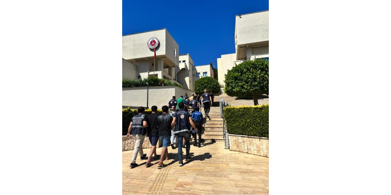 Marmaris'te göçmen kaçakçılarına operasyon 10 tutuklama
