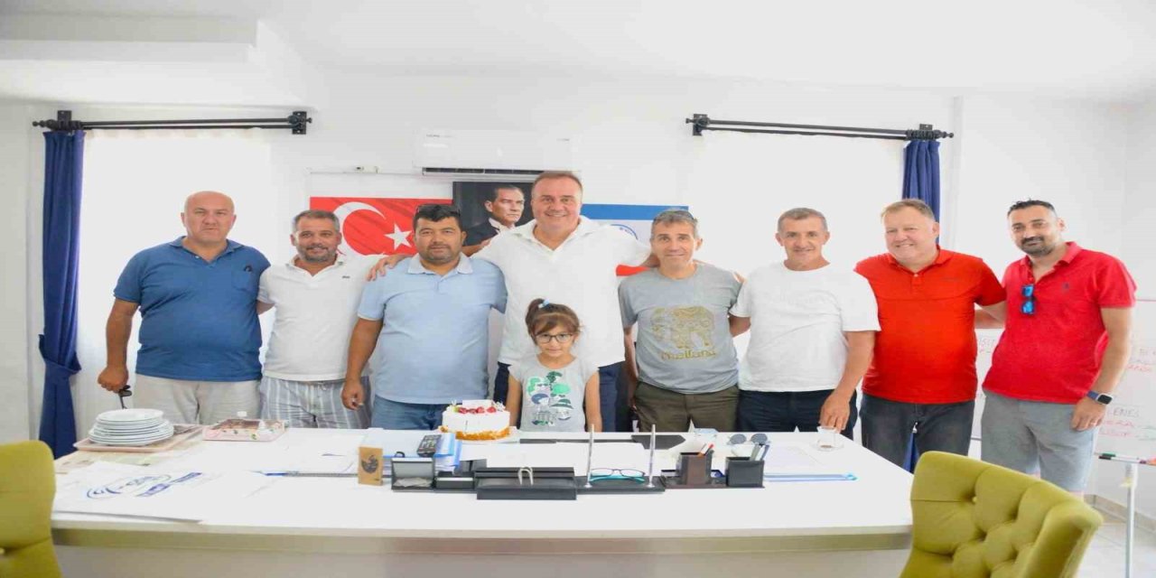 Fethiyespor Teknik direktörü Dinçel’e Çifte Doğum Günü Kutlaması