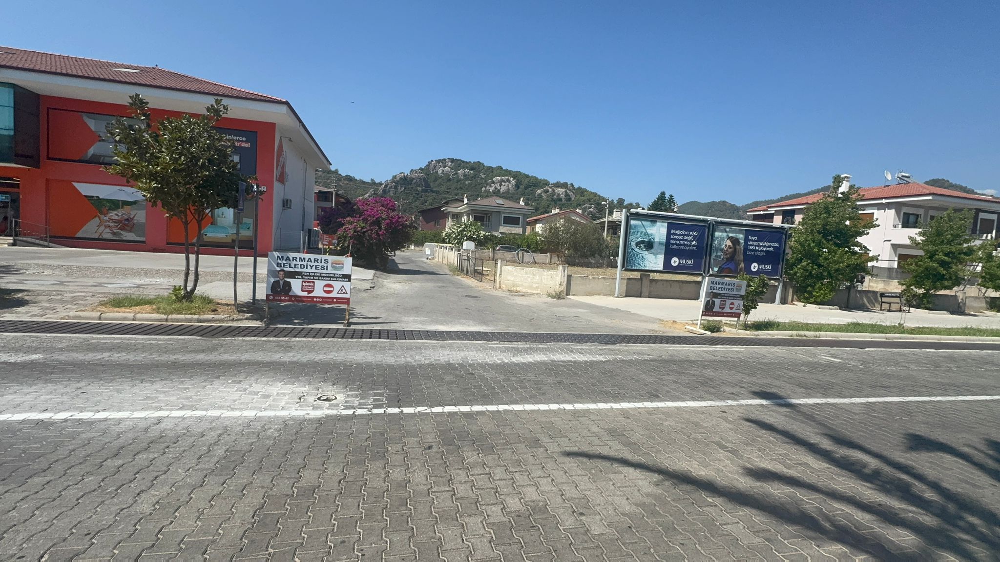 Kazanın hemen ardından tadilat malzemelerini toplayan Marmaris belediyesine tepki yağıyor
