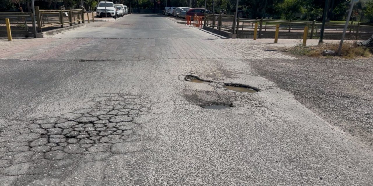 Marmaris’te bozuk yollar vatandaşları çileden çıkartıyor