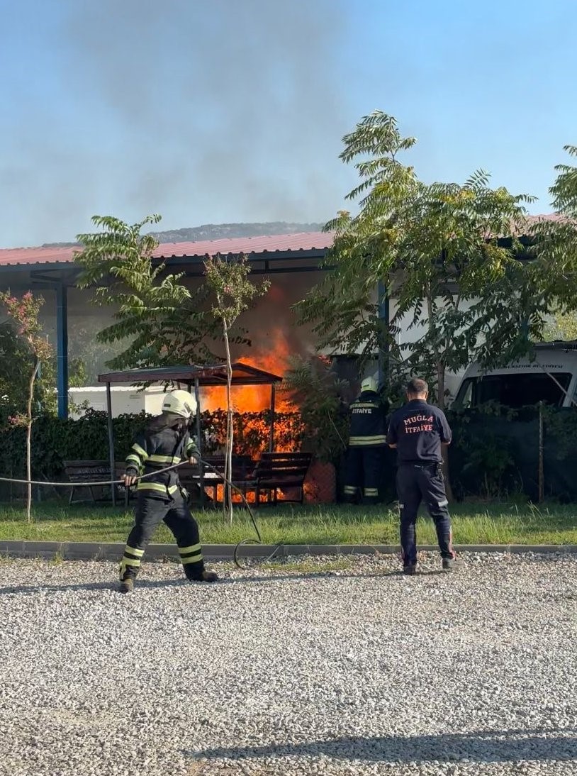 Muğla'da park halindeki cenaze nakil aracı alev alev yandı