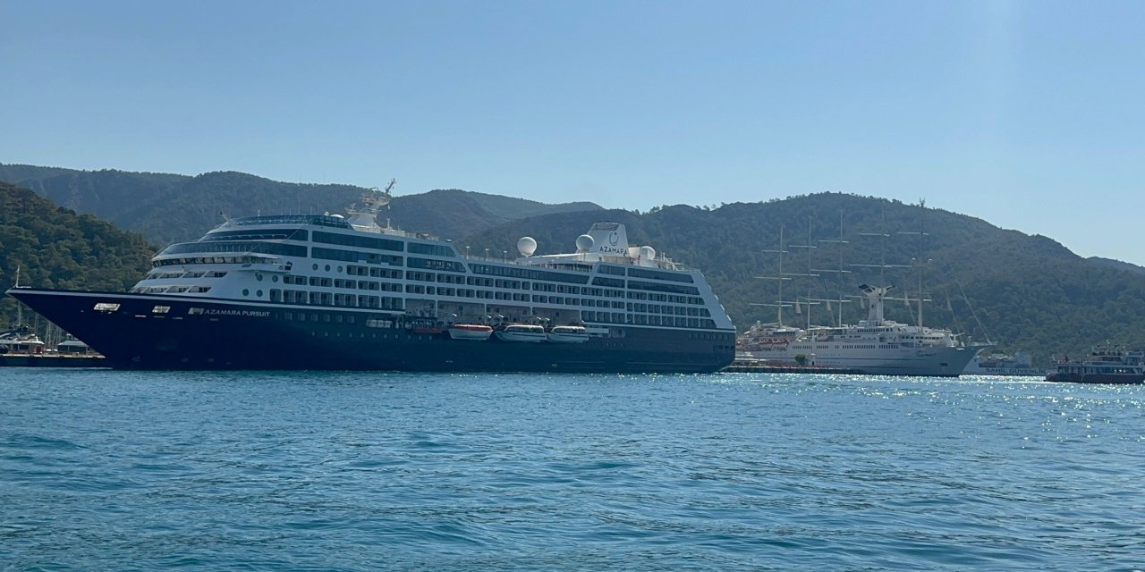 Marmaris'e iki kruvaziyerle 928 yolcu geldi
