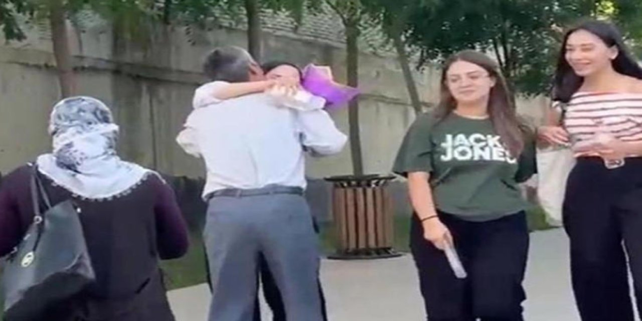 Babası YKS çıkışında çiçekle karşılamıştı sonuçlar açıklandı hayalindeki bölüme yerleşti