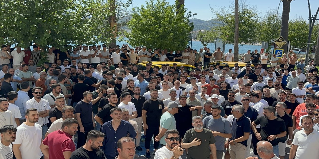 Marmaris yüzlerce Kapalıçarşı esnafı protesto için Kaymakamlık önünde toplandı