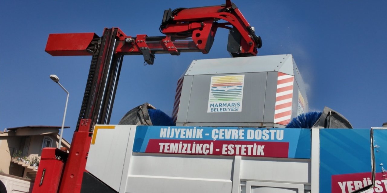 Marmaris belediyesi 100 akıllı konteyneri temizledi
