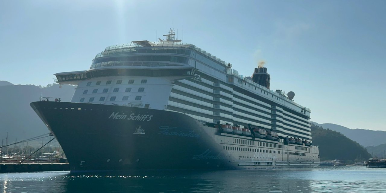 Dev kruvaziyer 'Mein Schiff 5' Marmaris Limanı'na yanaştı