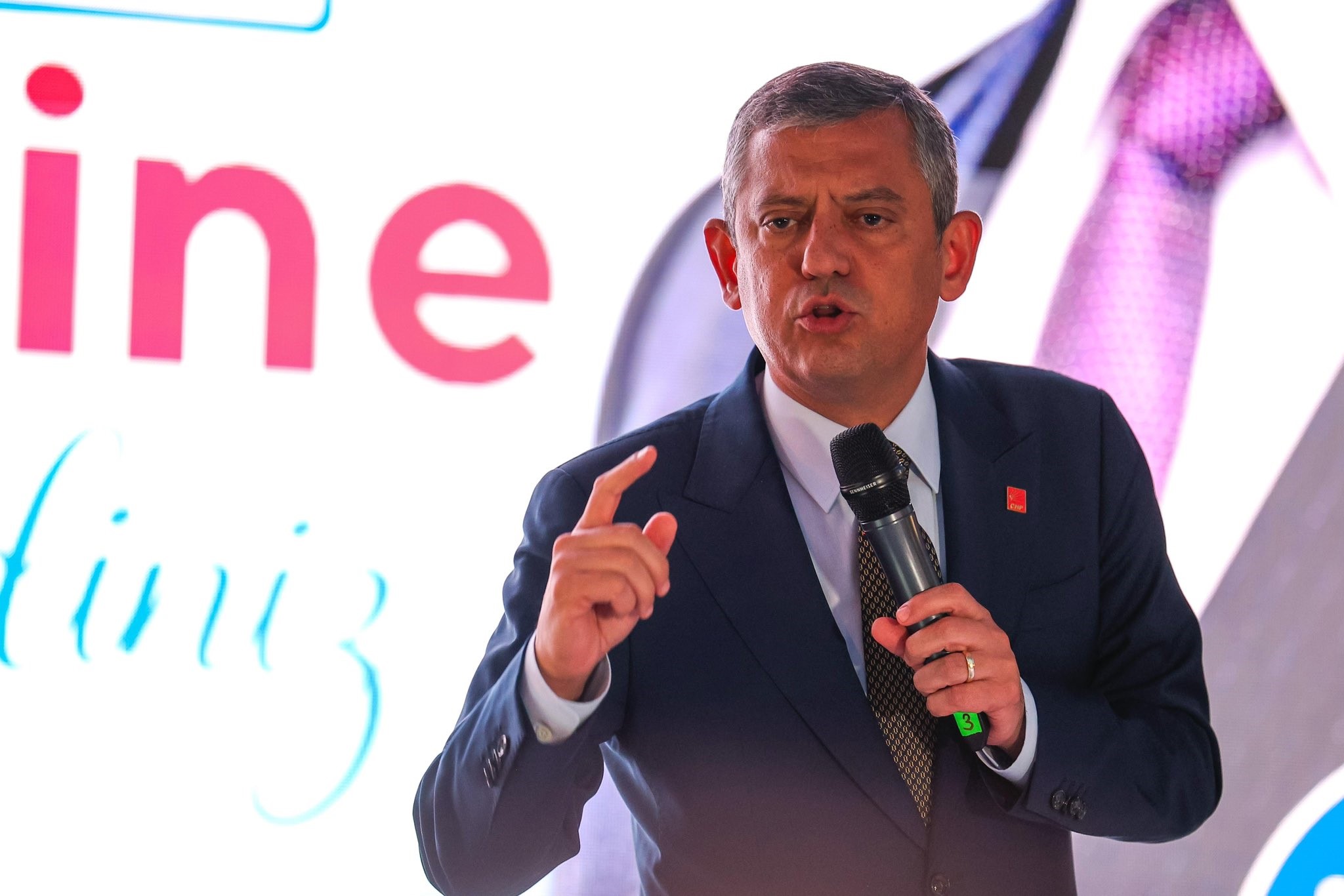 Özgür Özel “Merkezi hükümetle yerel yönetim düşman değil, destekçi olmalı”