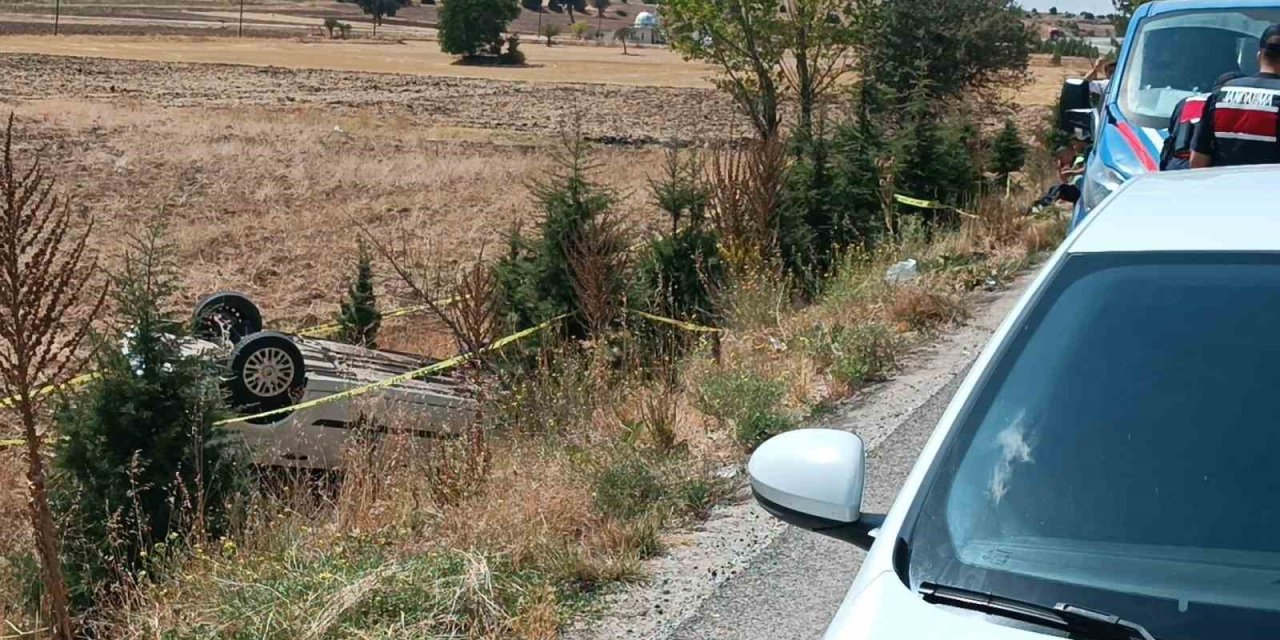 Kütahya’da yol kontrolü yapan jandarma, takla atan otomobilin altında kaldı