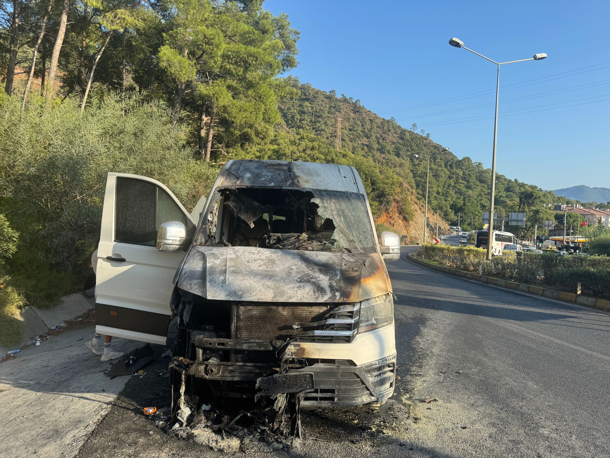 Tur minibüsü cayır cayır yandı