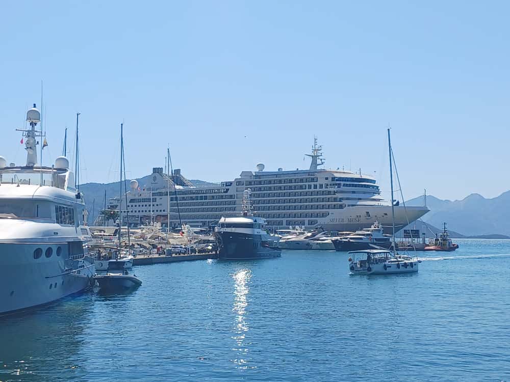 Marmaris'e iki yolcu gemisi birden geldi