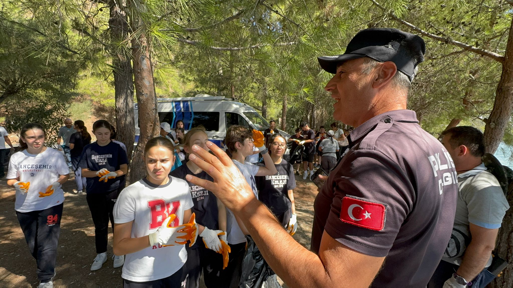 Marmaris'te öğrenciler karada dalgıç polisler denizde temizlik yaptı