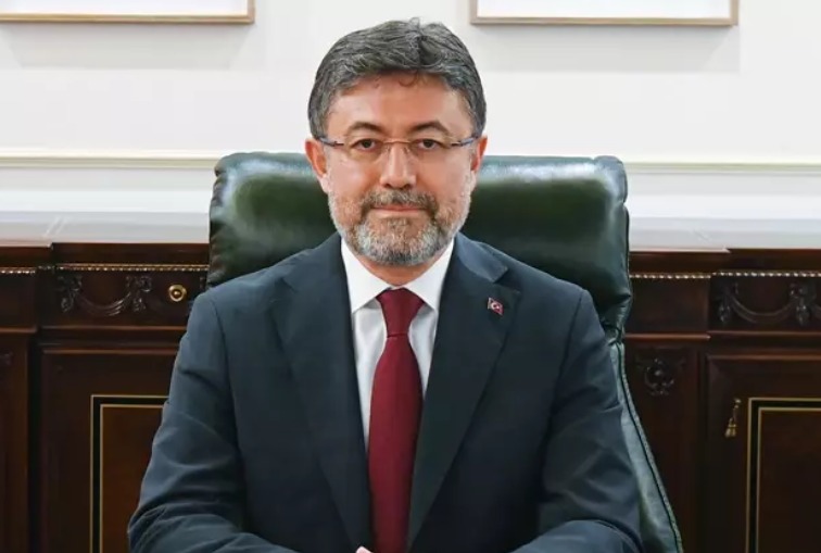 Bakan Yumaklı Alanya ve Köyceğiz'de devam eden yangınlar ile ilgili bilgi verdi