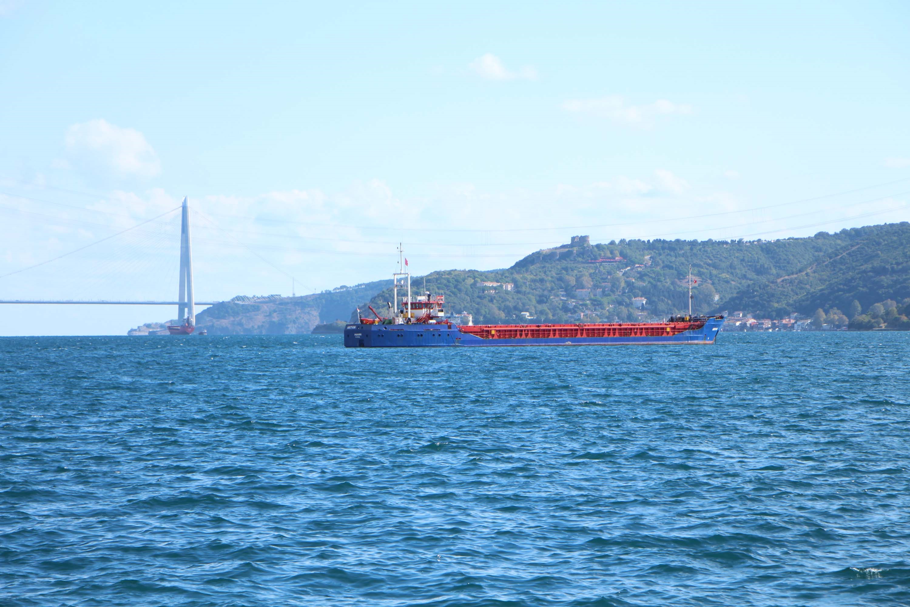 İstanbul Boğazında kazaya karışan kuru yük gemisi Sarıyer'e götürüldü