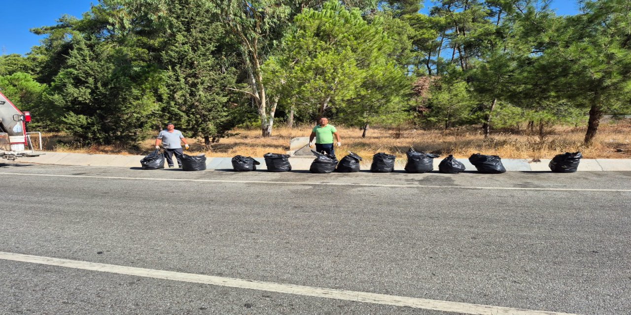 Karacasöğüt kavşağı’nda örnek temizlik çalışması