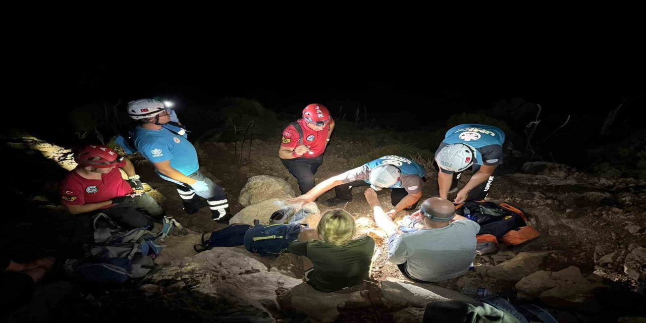 Tarihi yolda mahsur kalan 3 kişi kurtarıldı