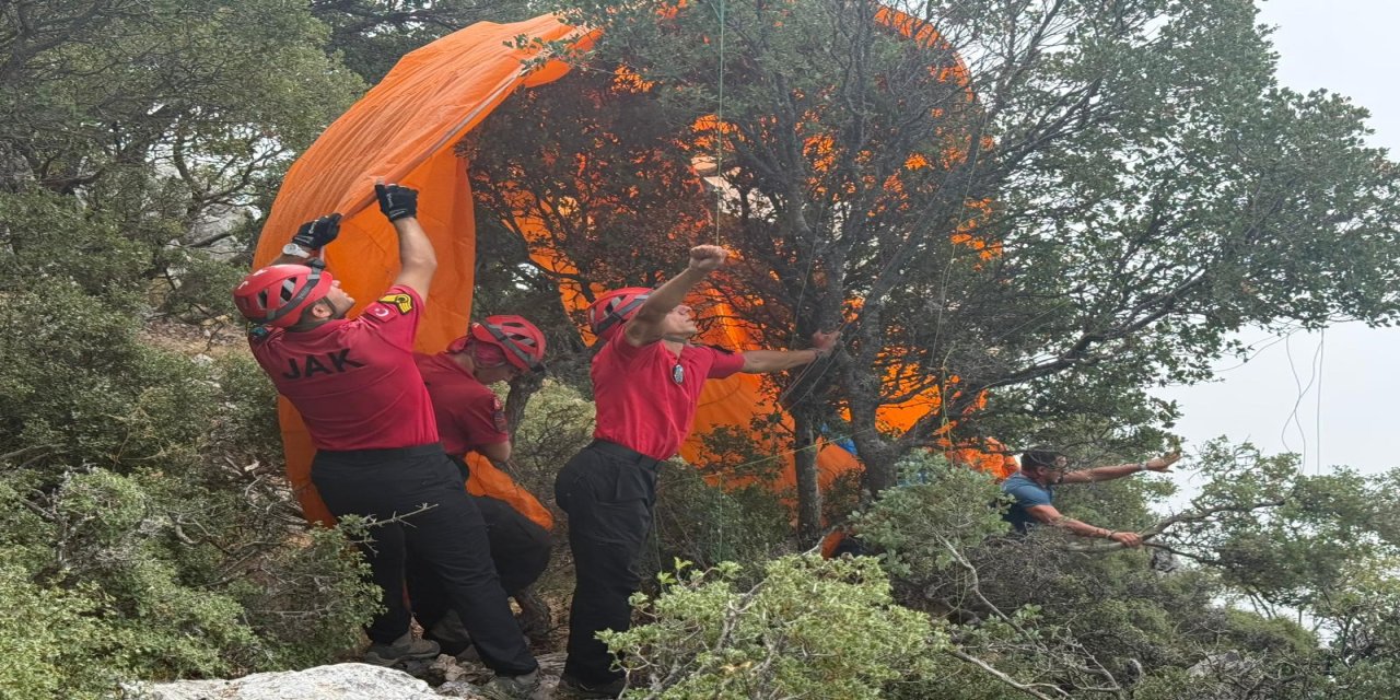 Fethiye'de düşen paraşütçüleri JAK kurtardı