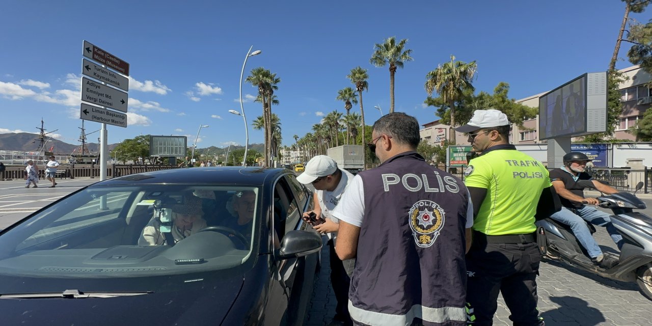 Marmaris’te ekiplerden araç içerisinde tütün kullanımına yönelik denetim