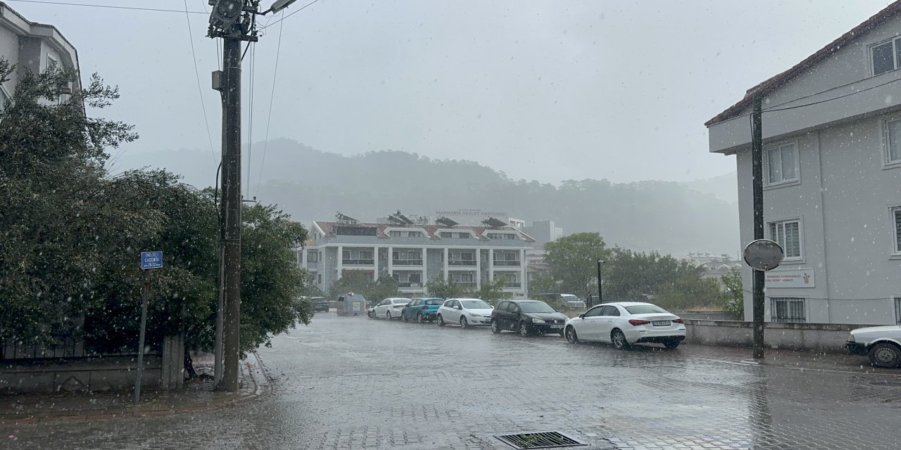 Marmaris’te sağanak yağış etkisini gösterdi