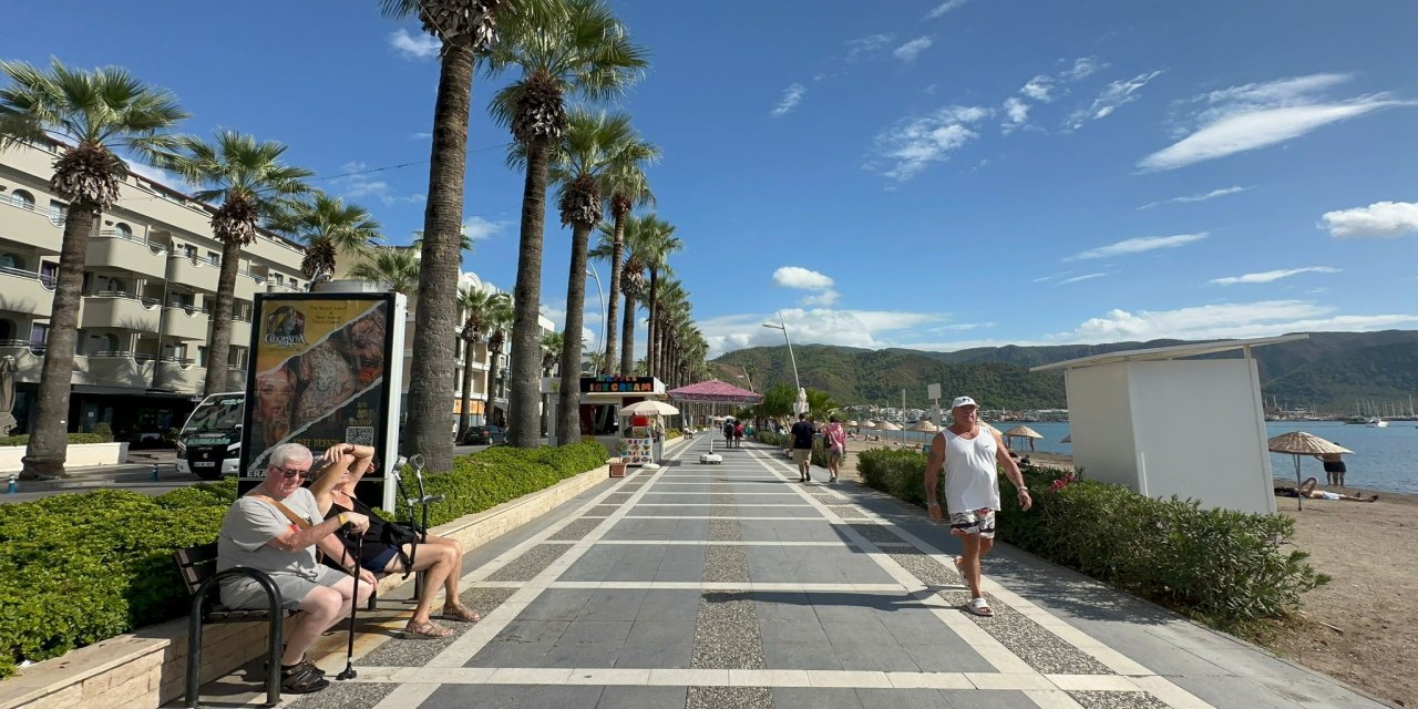 Marmaris'te yağmurun ardından turistler sahillere koştu