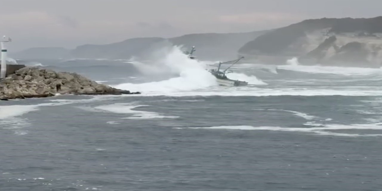 Balıkçı teknesinin dev dalgalarla mücadelesi: Yürekleri ağza getiren anlar