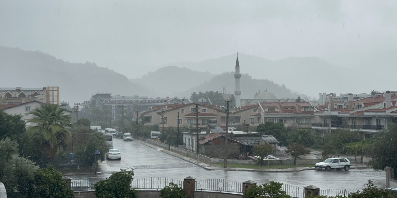 Marmaris’te sağanak yağış etkisini gösteriyor
