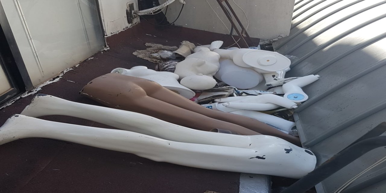 Kapalı çarşı’nın üstünden çıkan çöpler görenlere şok yaşattı