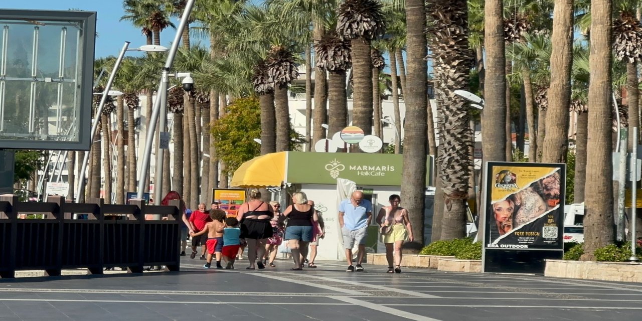 Marmaris’te yaz bitti ama  turist akımı bitmedi