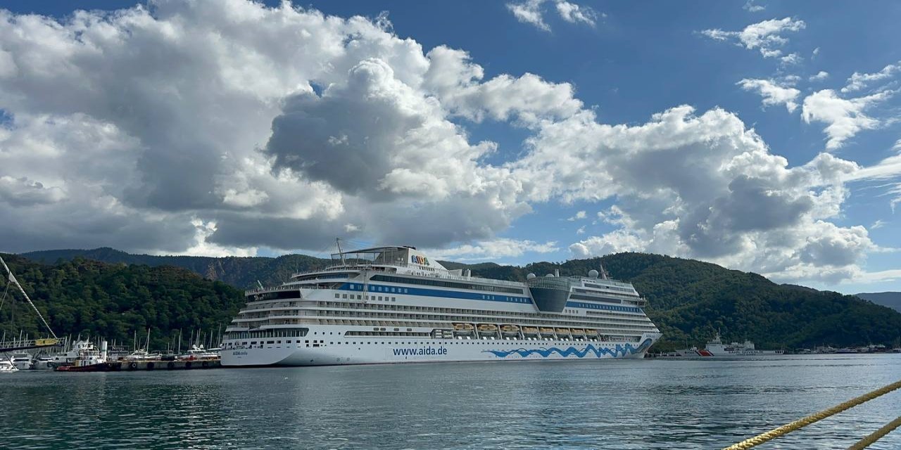 İtalya bayraklı dev kruvaziyer gemisi “Aida Stella” Marmaris’e demirledi