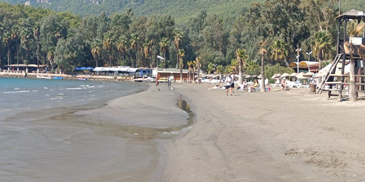 Akyaka sahilinde deniz yine çekilmeye başladı