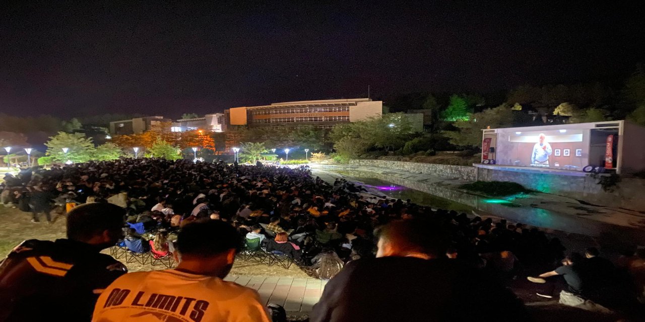 Öğrenciler ay ışığı meydanı’nda buluştu sinema gecesi renkli anlara sahne oldu