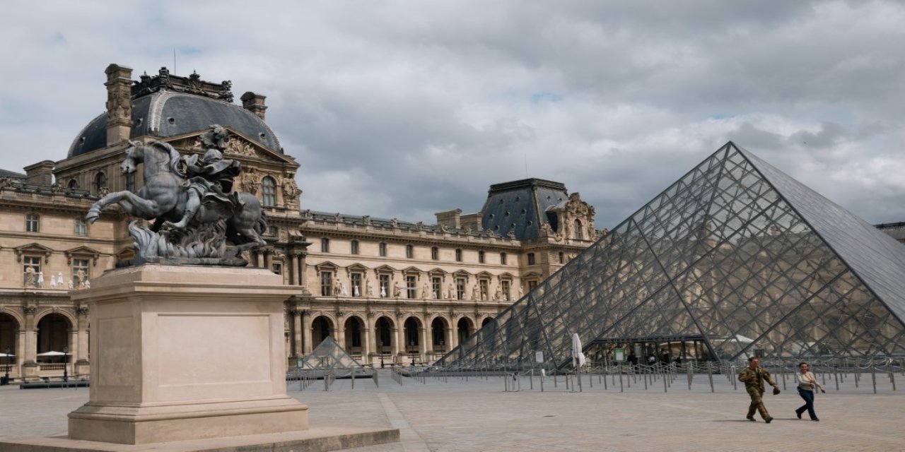 Paris'teki ünlü Louvre Müzesi'nde soygun paniği: Müze ziyaretçilere kapatıldı