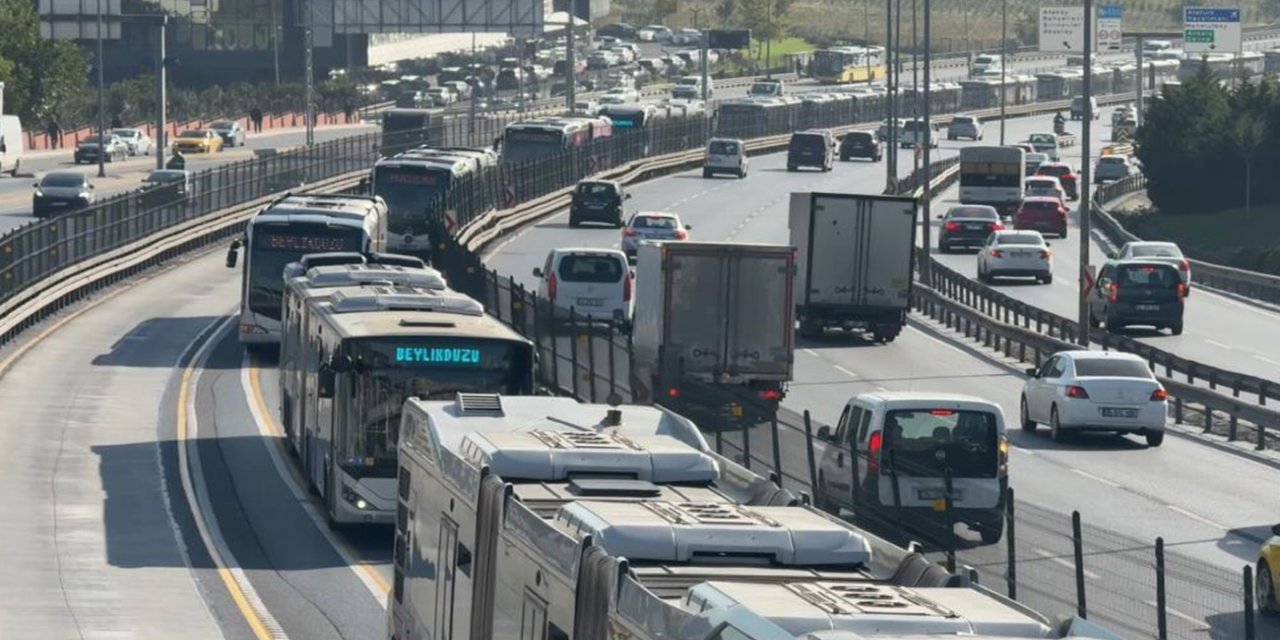 İstanbul’da iki metrobüs çarpıştı: 1 yaralı