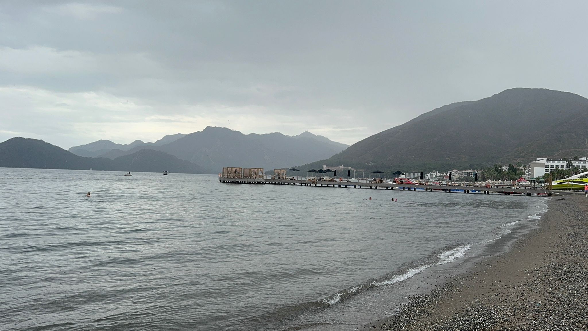 Marmaris’te bir yanda deniz bir yanda yağmur keyfi