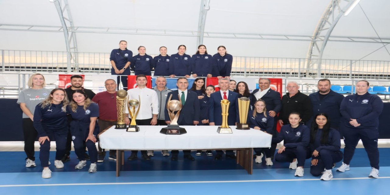 Vali Akbıyık’tan Yalıkavakspor’a moral ziyareti