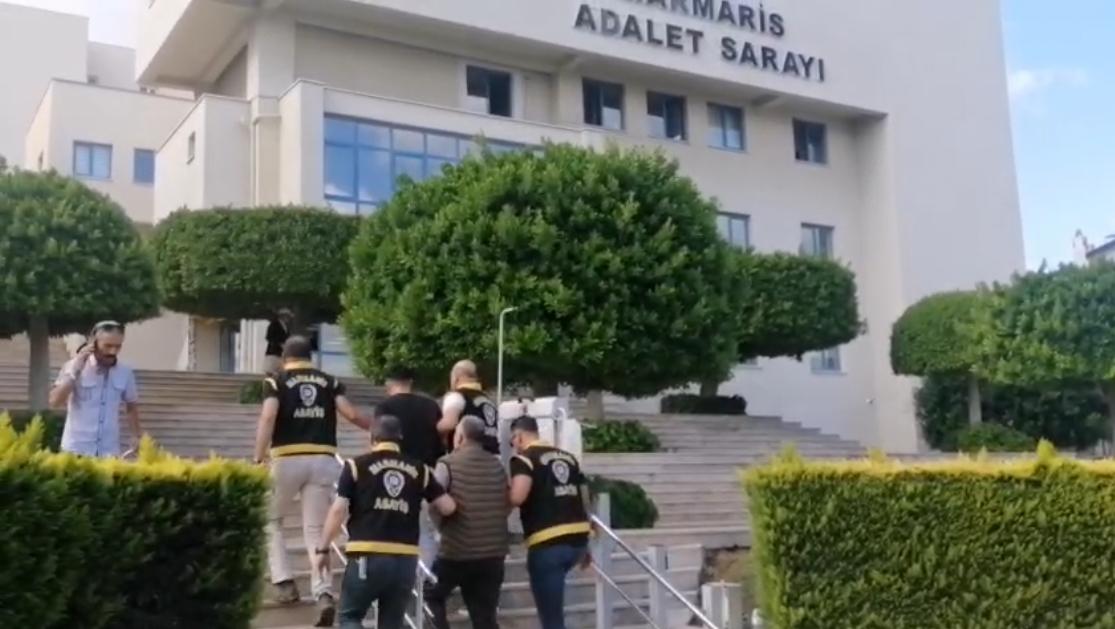 Marmaris'te sokak ortasında silahlarını çekmişlerdi ikisi tutuklandı