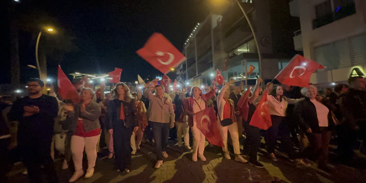 Marmaris’te on binlerce kişi Cumhuriyet için yürüdü