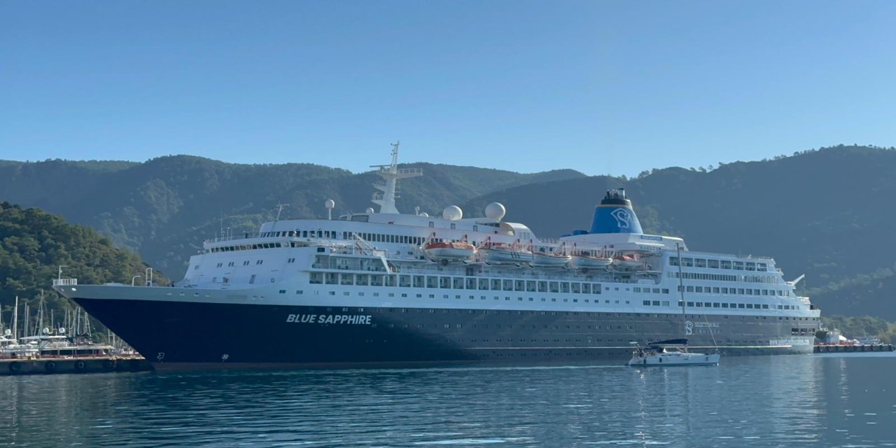 “Blue Sapphire” personel değişimi ve ikmal için Marmaris’e demir attı