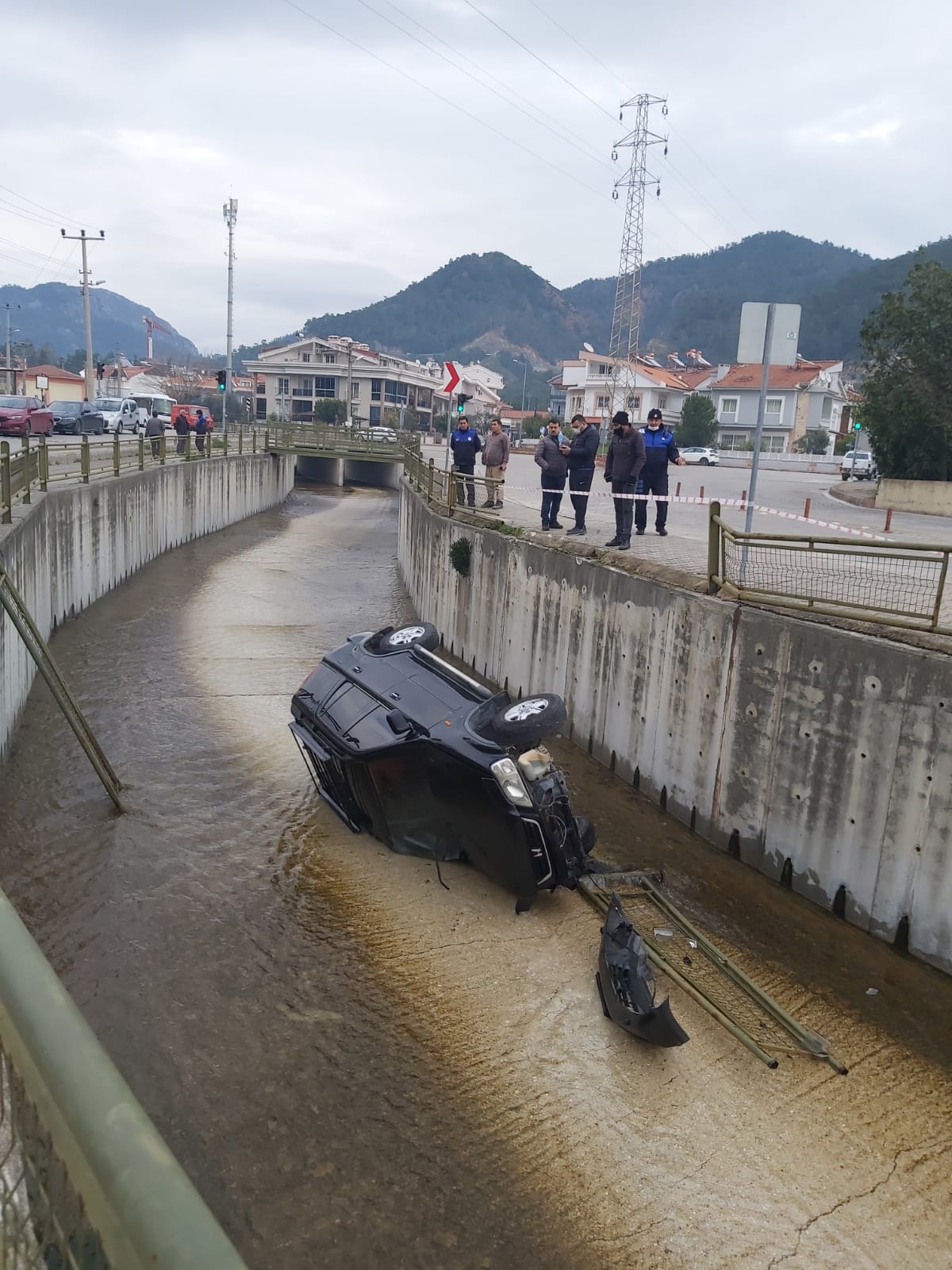 MARMARİS’TE KAZADA ANNE VE 2 ÇOCUĞU YARALANDI