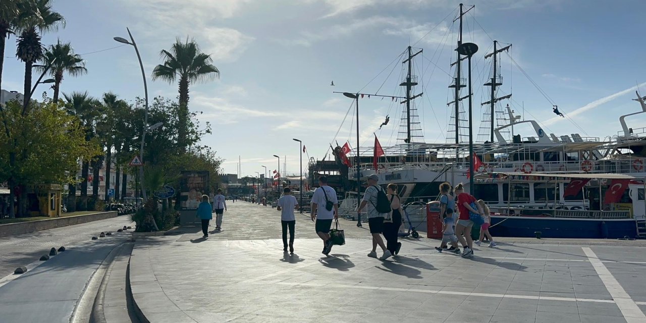 Sonbahar mevsiminin son günlerini yaşayan Marmaris’te hafta sonu keyfi bir başka.