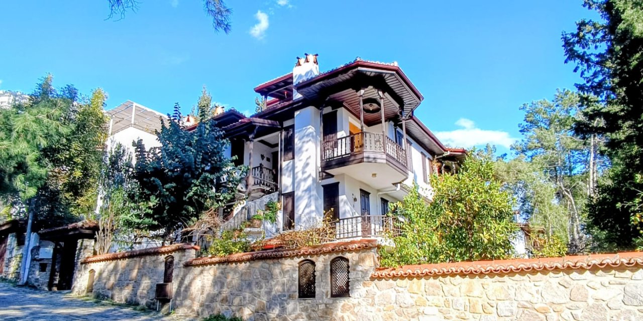 Akyaka’nın ahşap mucizesi Nail Çakırhan’ın izinde zamansız evler