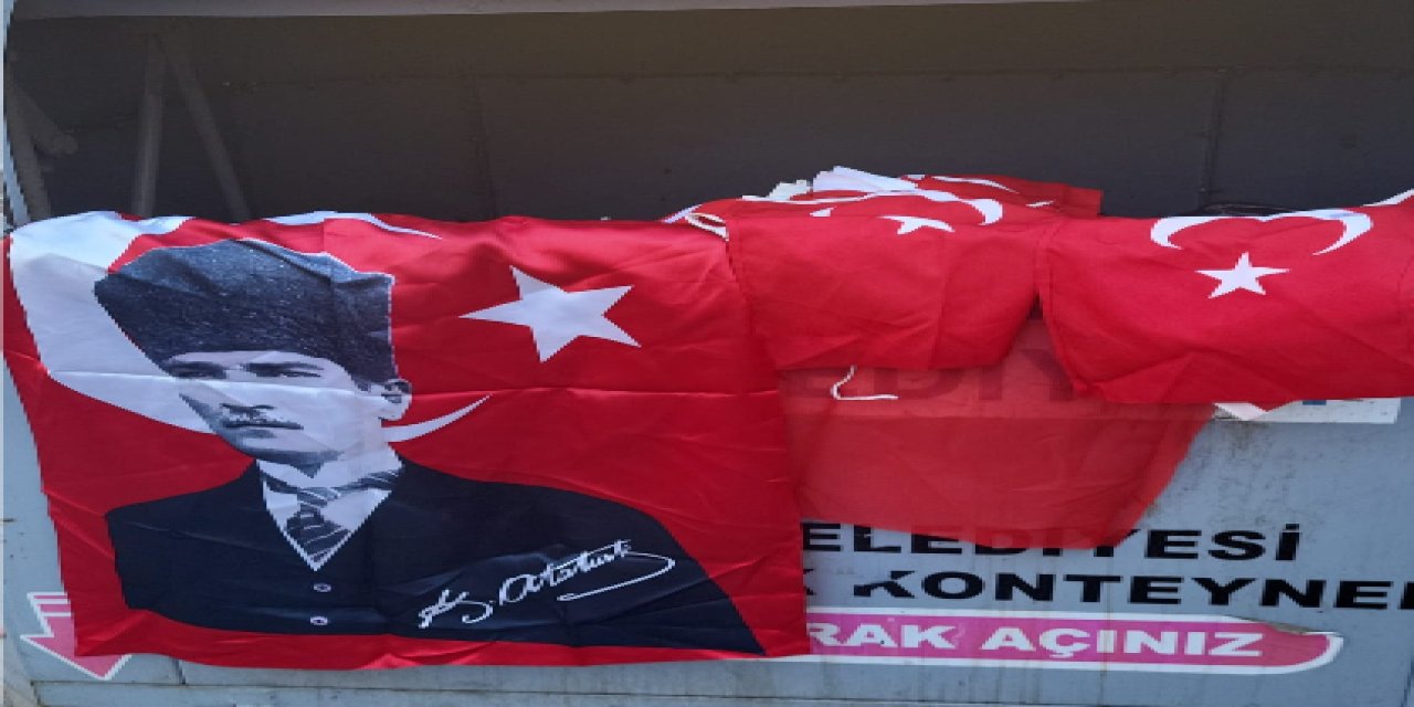 Marmaris’te yürek burkan görüntü: Bayrak ve seccade çöpte bulundu