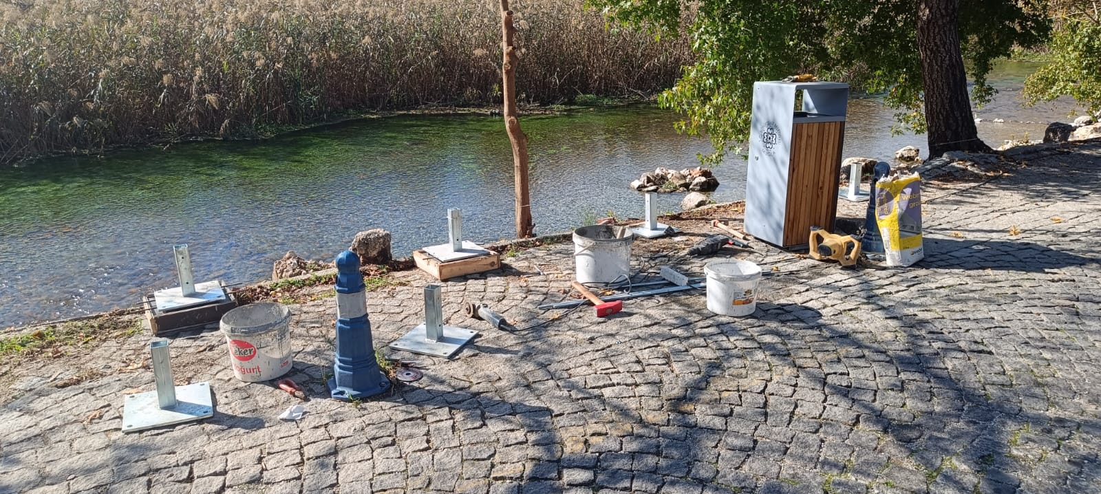 Akyaka Azmak nehrine çitli önlem