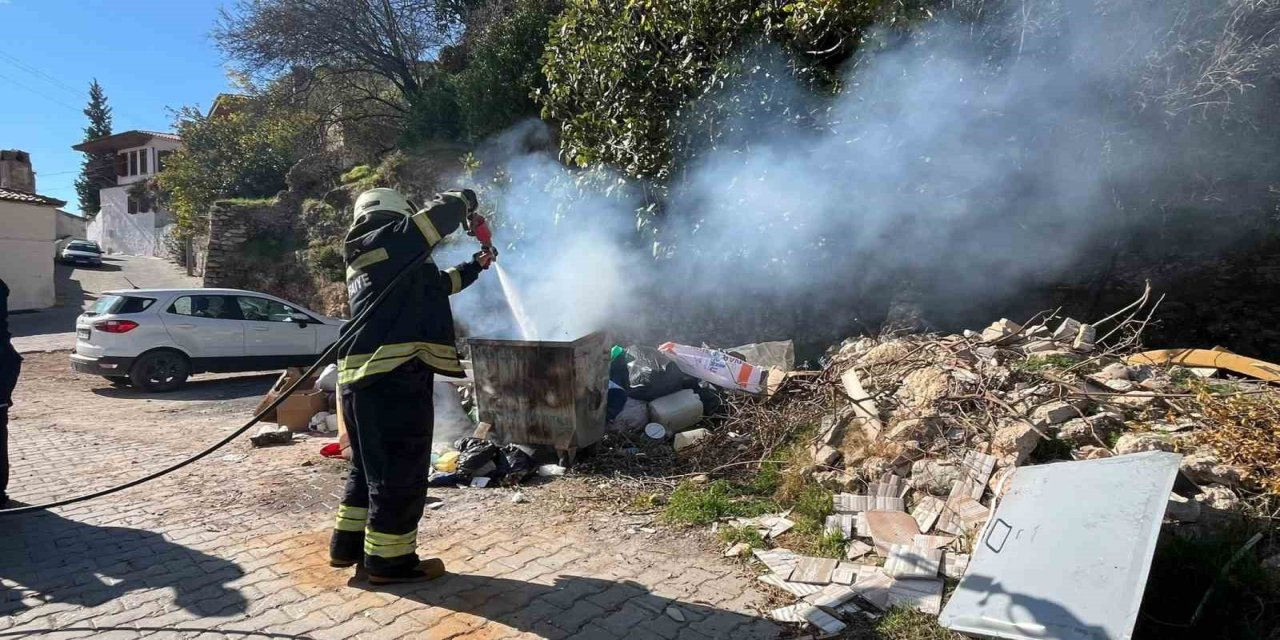 Menteşe’de çöp konteynerinde yangın paniği