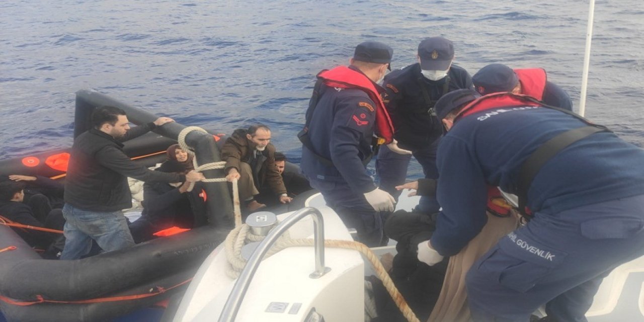 Marmaris açıklarında can salında mahsur kalan 12 göçmen kurtarıldı