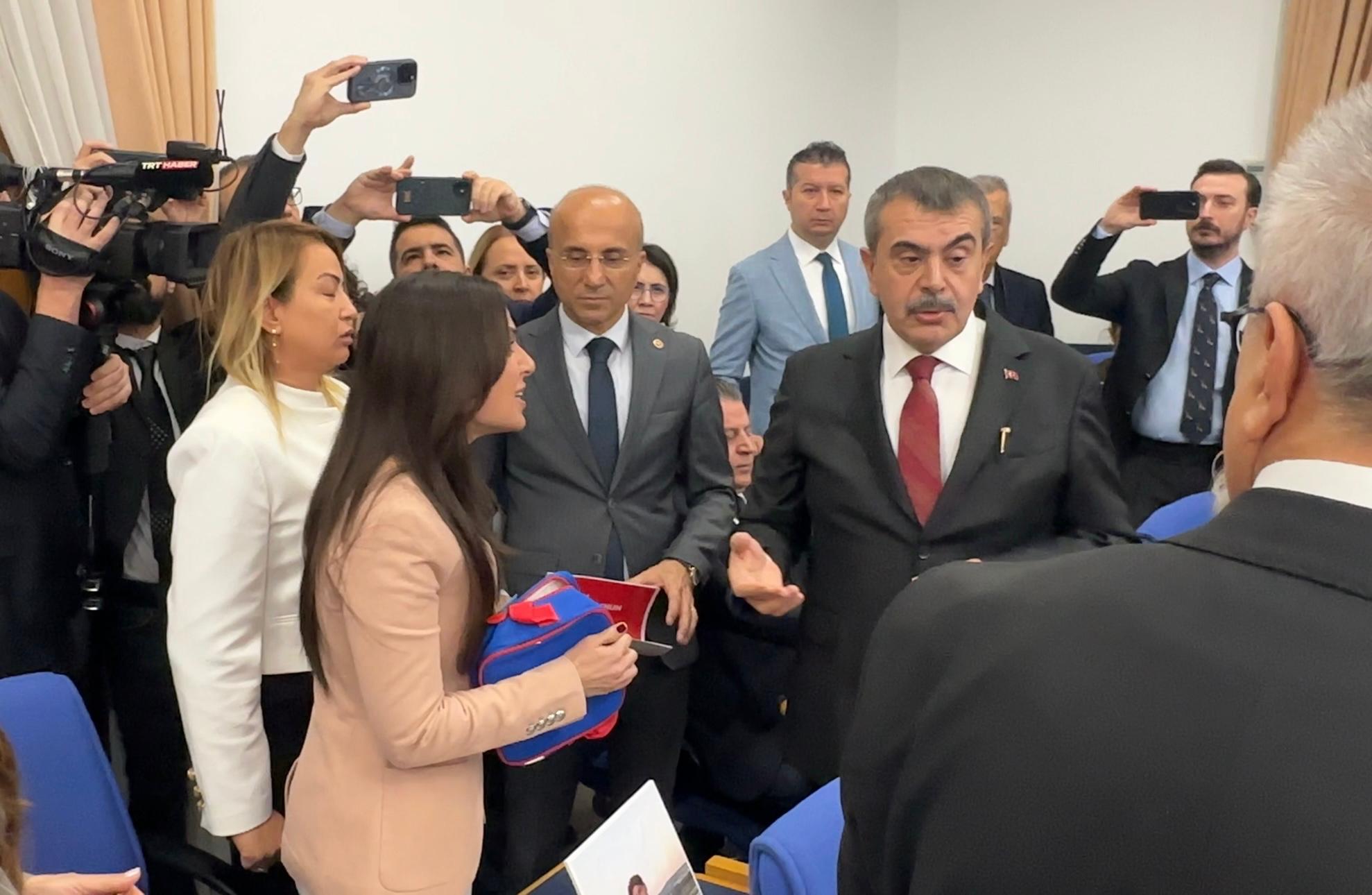 Milletvekili Özcan’dan Bakan Tekin’e Tepki: Çocukların Beslenme Çantası Boş!  Aç Çocuğa Ders Anlatılır Mı?