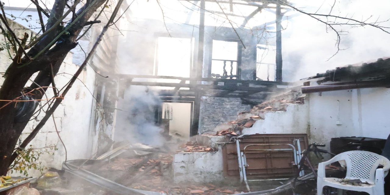Menteşe’deki yangında 2 ev kullanılmaz hale geldi