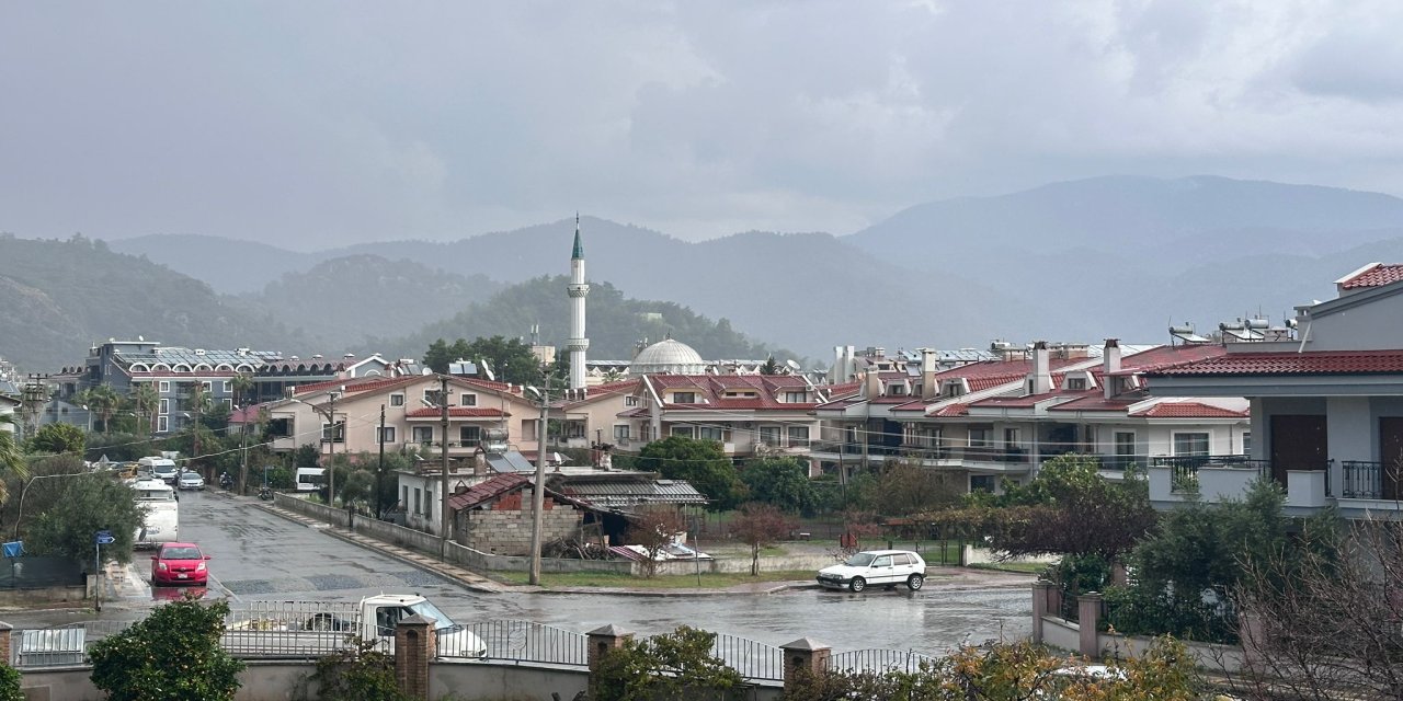 Marmaris'te sağanak yağış etkisini gösteriyor