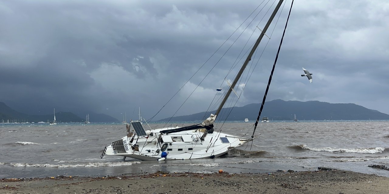 Marmaris’te sağanak yağış hayatı felç etti